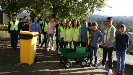 Ecopatrullas de patio en el colegio de A Bandeira para maestros del reciclaje