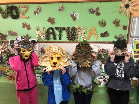 Máscaras recicladas para el carnaval en los colegios de Voz Natura