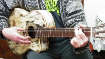 La emotiva historia de Óscar y su guitarra